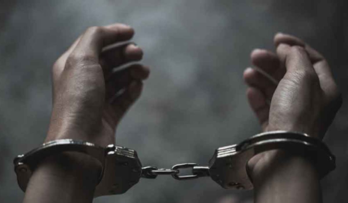 History sheeter Tipu Pathan paraded handcuffed in Pune: 30 आपराधिक मामलों के आरोपी को लेकर पुलिस की अनोखी कार्रवाई