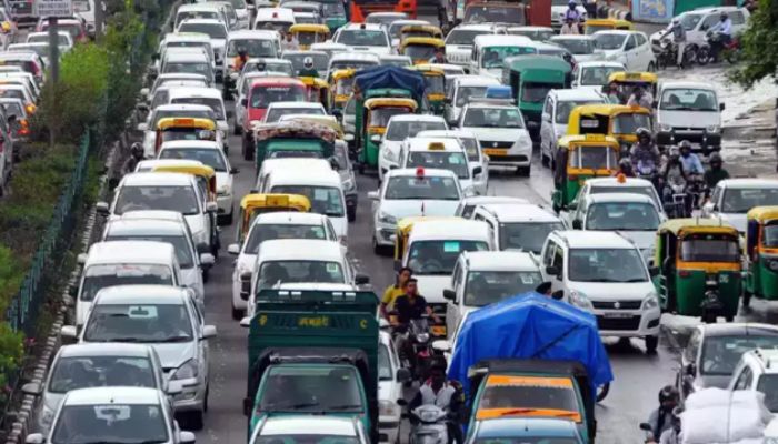 Now driving an old car will be expensive in Delhi: ग्रीन लेवी का प्रस्ताव और इसका असर