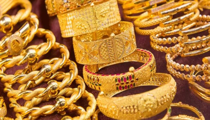 Gold Rate Today: सोना हुआ सस्ता, चांदी में आई तेजी – जानिए 24 कैरेट गोल्ड और सिल्वर का ताज़ा भाव