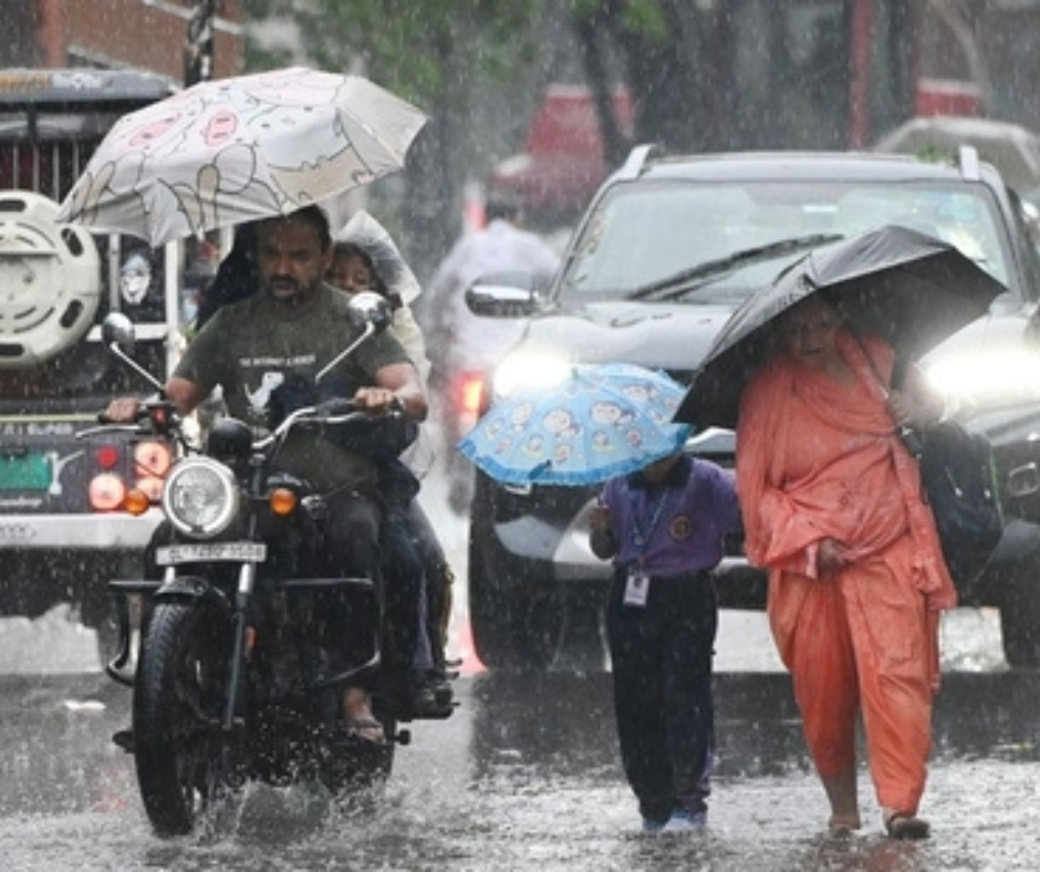 Delhiites brave waterlogged roads, traffic jams as heavy rain hits NCR | Pics