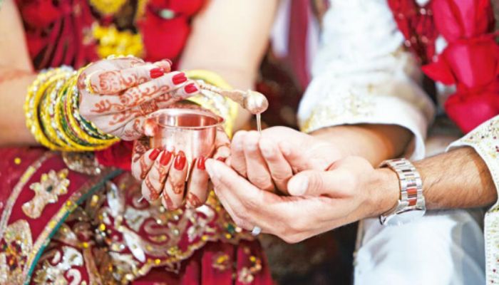 कर्नाटक में खुशियों का पल बना मातम: गोद भराई की रस्म के बीच पति की दिल का दौरा पड़ने से मौत